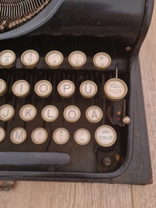 Antigua máquina de escribir Olympia