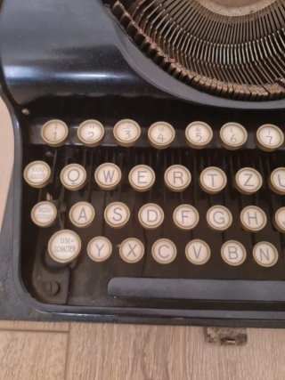 Antigua máquina de escribir Olympia