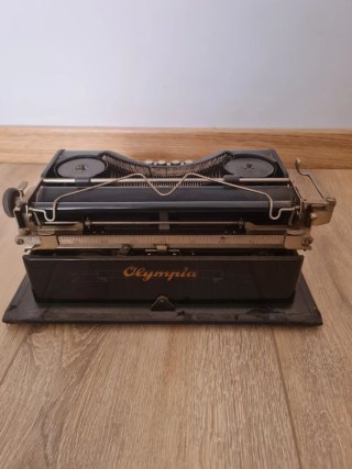 Antigua máquina de escribir Olympia