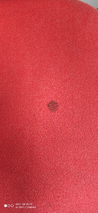 Silla de oficina roja con ruedas