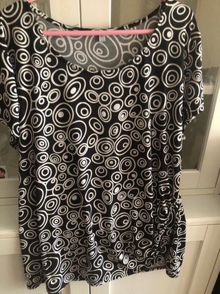 Blusa estampada círculos blanco y negro