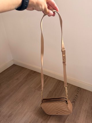 Bolso bandolera beige con cadena dorada