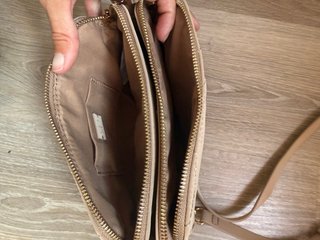 Bolso bandolera beige con cadena dorada