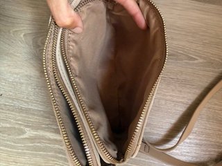 Bolso bandolera beige con cadena dorada
