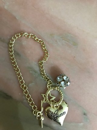 Bracciale Guess dorato con ciondoli