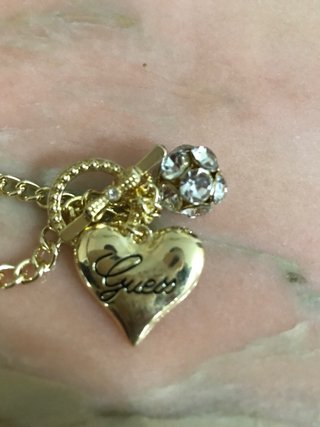 Bracciale Guess dorato con ciondoli