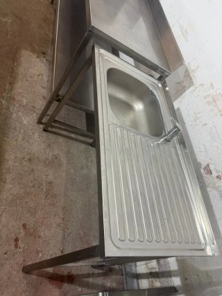 Fregadero de acero inoxidable con escurridor