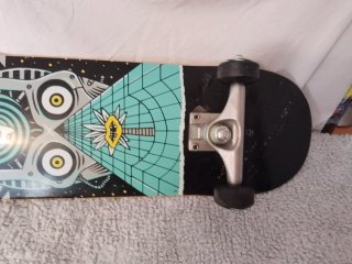 Patín patinete con diseño de calavera