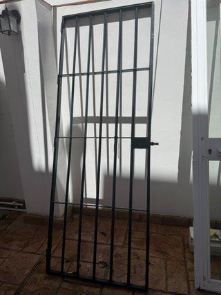 Puerta aluminio Climalit, persiana y reja hierro