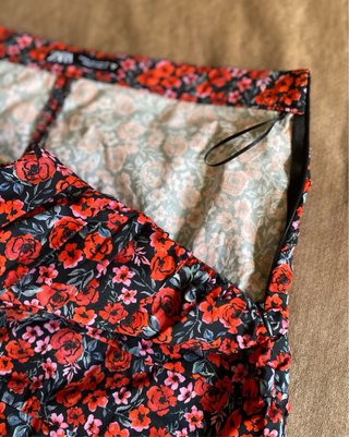 Falda Zara floral fruncida