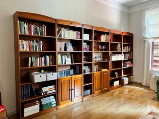 Estantería/Librería madera, color marrón cálido.