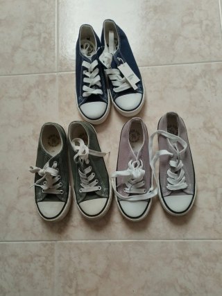 Dos pares de tenis sin estrenar y otro de regalo