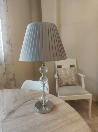 Lámpara de mesa gris y plateado