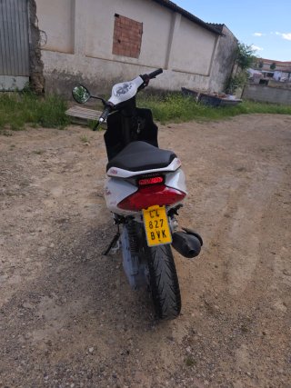 Yamaha Jog RR Blanca y Rosa