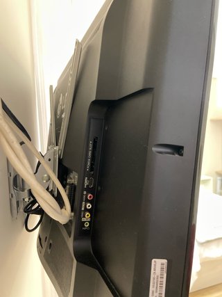 Televisión LG Negra 32’’ Ancho 80cm Alto 55 cm
