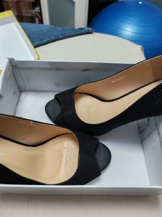 Zapatos de tacón negros brillantes