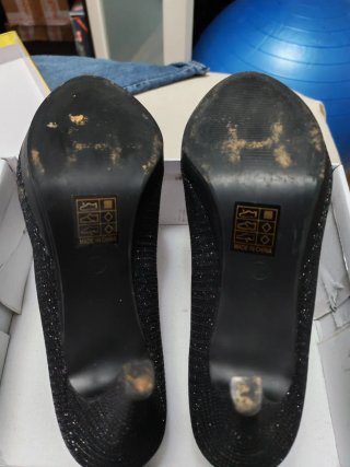 Zapatos de tacón negros brillantes