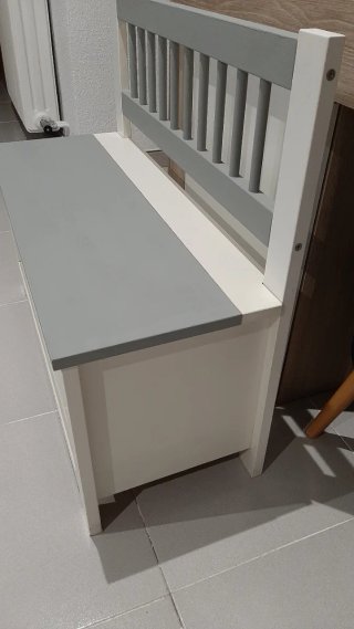 Banco de madera blanco y gris