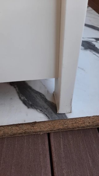 Banco de madera blanco y gris