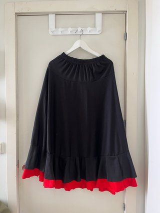 Zapatos de tacón negros flamenco y falda