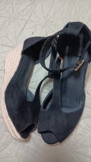 Zapatos de esparto y ante con tacón