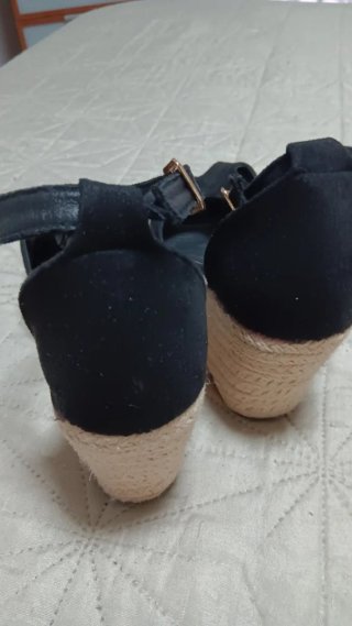 Zapatos de esparto y ante con tacón