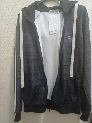 Chaqueta Lacoste con etiqueta