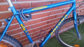 Bicicleta de montaña azul