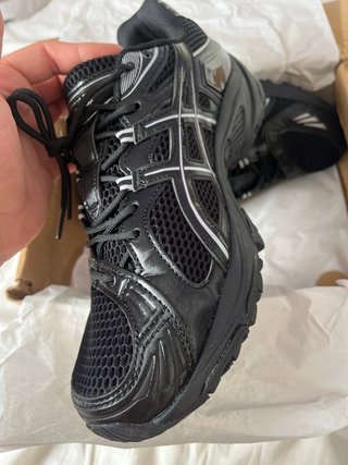 Zapatillas Asics Negras y Plateadas