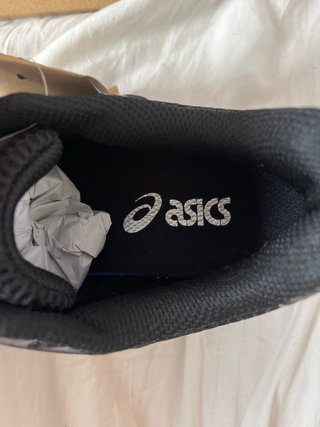 Zapatillas Asics Negras y Plateadas
