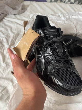 Zapatillas Asics Negras y Plateadas
