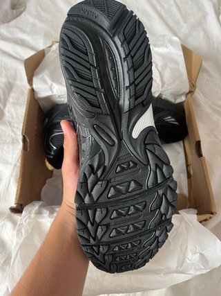 Zapatillas Asics Negras y Plateadas