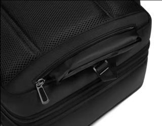 Mochila negra con CHUBASQUERO INTEGRADO