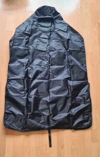 Mochila negra con CHUBASQUERO INTEGRADO