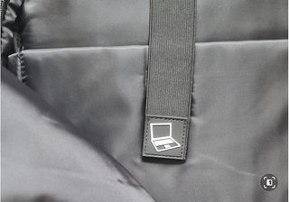 Mochila negra con CHUBASQUERO INTEGRADO
