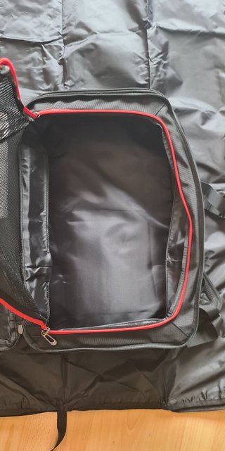 Mochila negra con CHUBASQUERO INTEGRADO