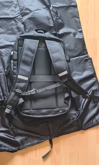 Mochila negra con CHUBASQUERO INTEGRADO