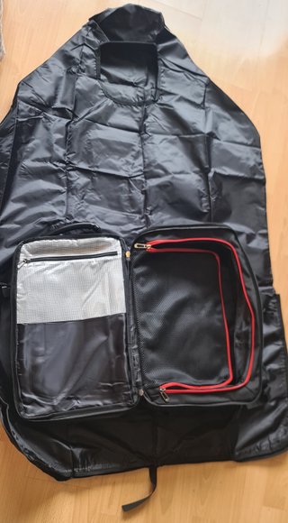 Mochila negra con CHUBASQUERO INTEGRADO