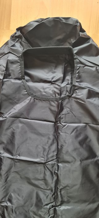 Mochila negra con CHUBASQUERO INTEGRADO