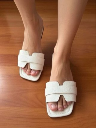 Sandalias planas beige y blancas