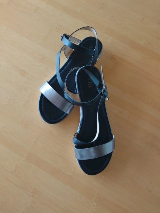 Sandalias negras y plateadas