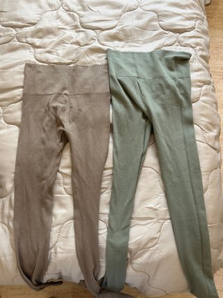 Leggings verdes y beige acanalados