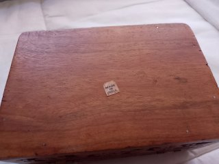 Caja joyero de madera tallada