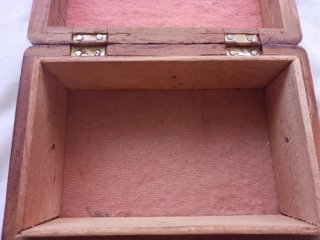 Caja joyero de madera tallada