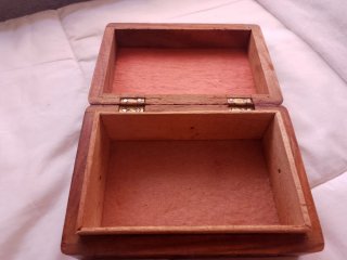 Caja joyero de madera tallada