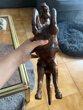 Caballo de piel en posición cabritado 42cm altura