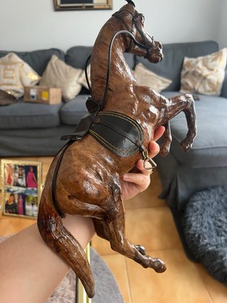 Caballo de piel en posición cabritado 42cm altura