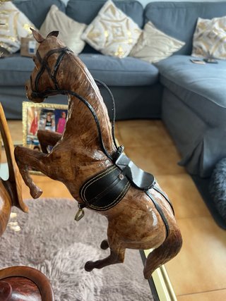 Caballo de piel en posición cabritado 42cm altura