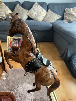Caballo de piel en posición cabritado 42cm altura