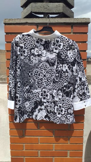 Camisa El Corte Inglés flores blanco y negro